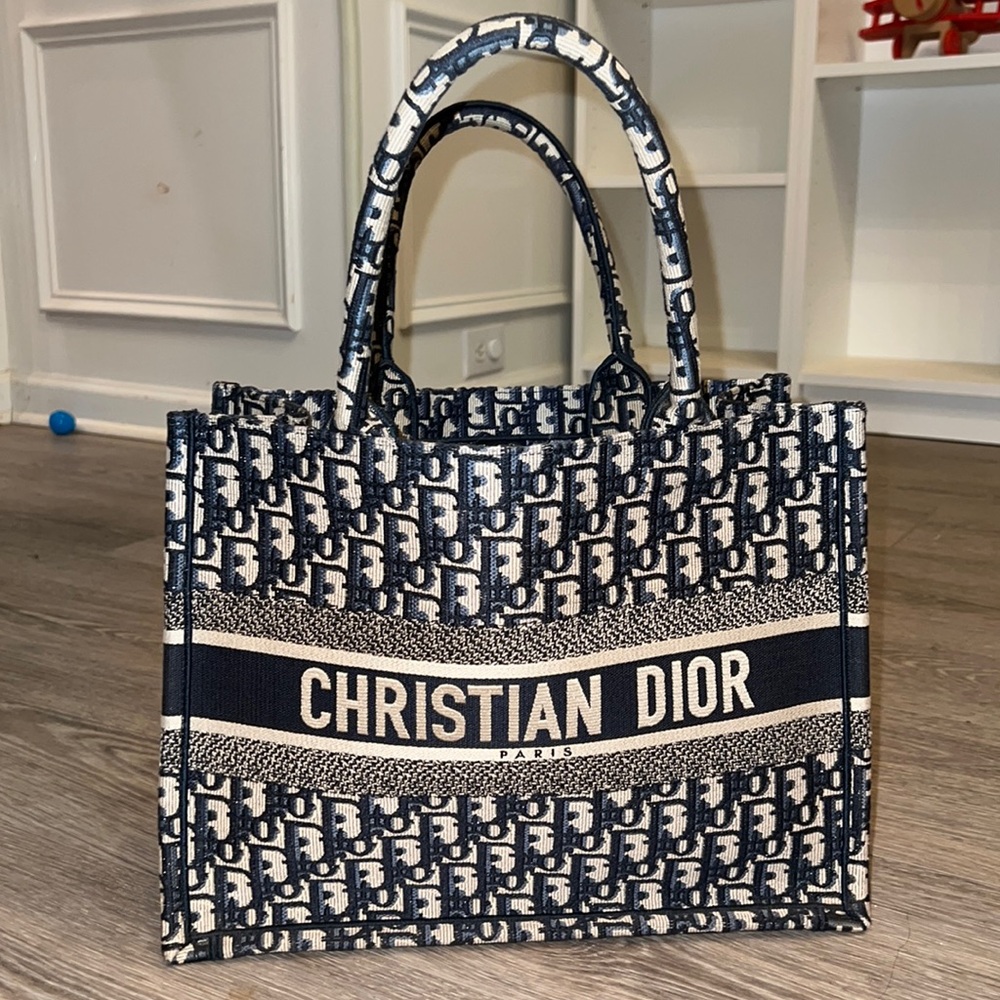 Sales!!🎉🎉Authentic Dior tote medium bag